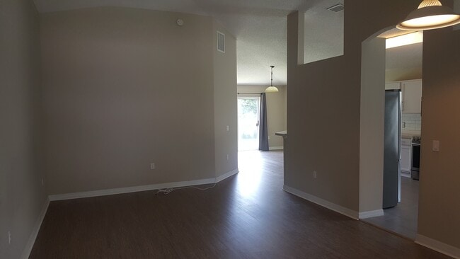 Building Photo - 3 bedroom 2 bath home