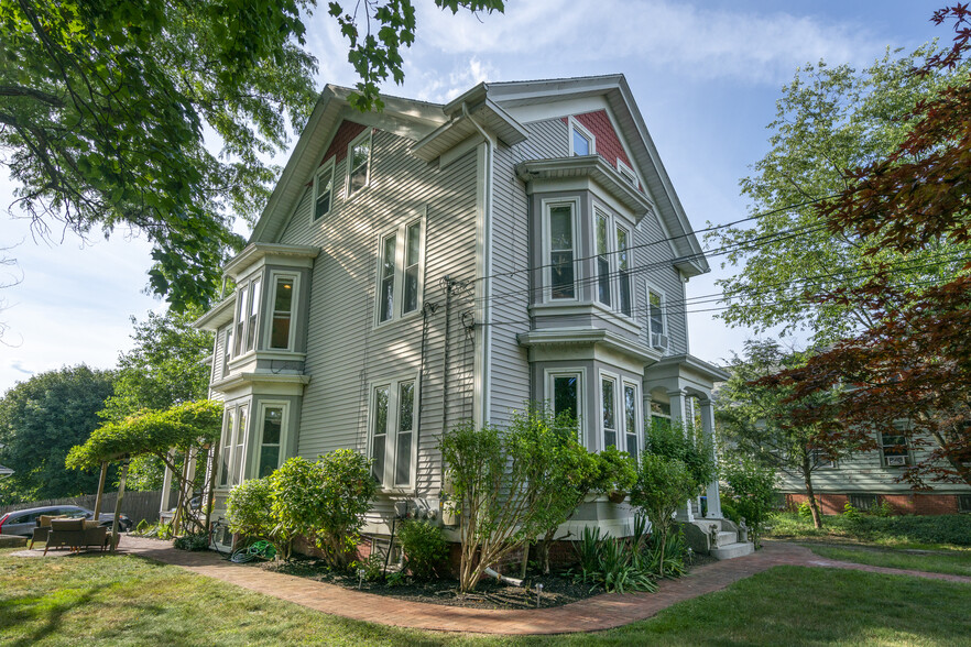 Building Photo - 590 River Ave