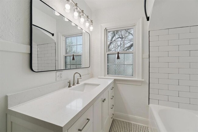 Building Photo - 1905 N Brauer Ave