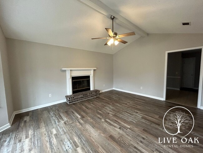 Building Photo - MOVE-IN SPECIAL: $500 OFF 1st MONTH'S RENT!**
