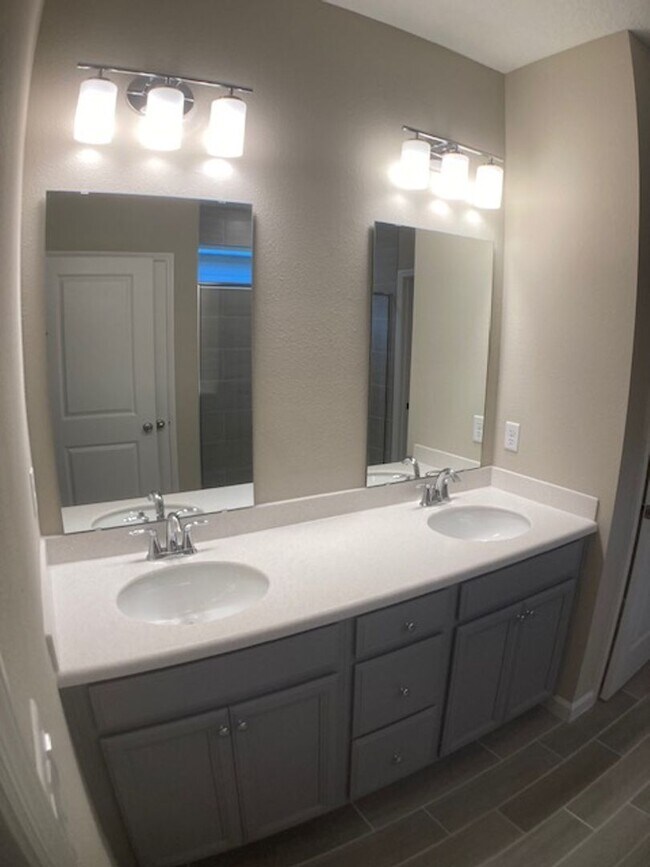 Building Photo - Stylish & Low-Maintenance Living in Oakleaf Community