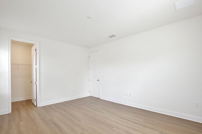 Building Photo - Modern 1/1 Garage Apartment Living with 1 Car Garage in the Heart of Laureate Park!