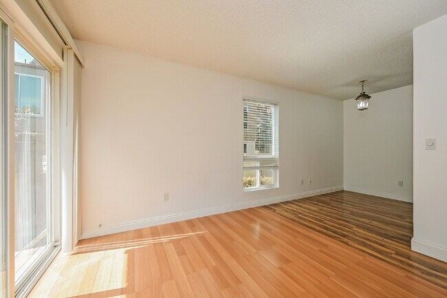 Building Photo - Cozy Garden-Level Condo with Park Views