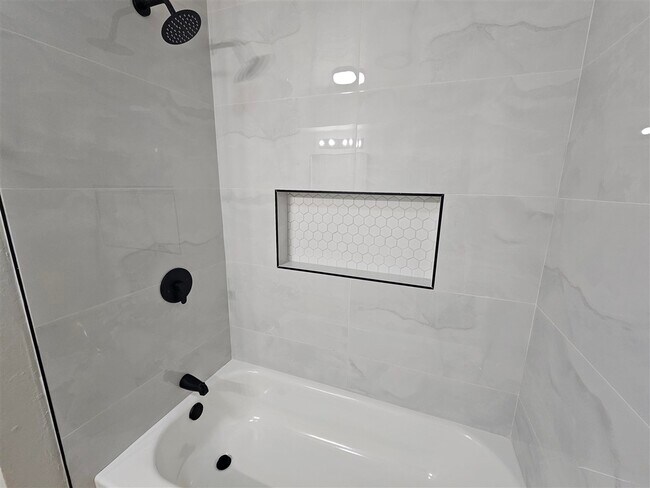 Building Photo - 6103 SW Oakcliff Ave