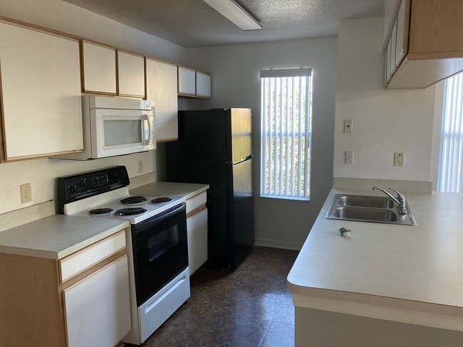 Building Photo - Large 2 master suites