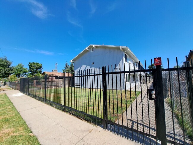 Building Photo - 3271 E Tyler Ave