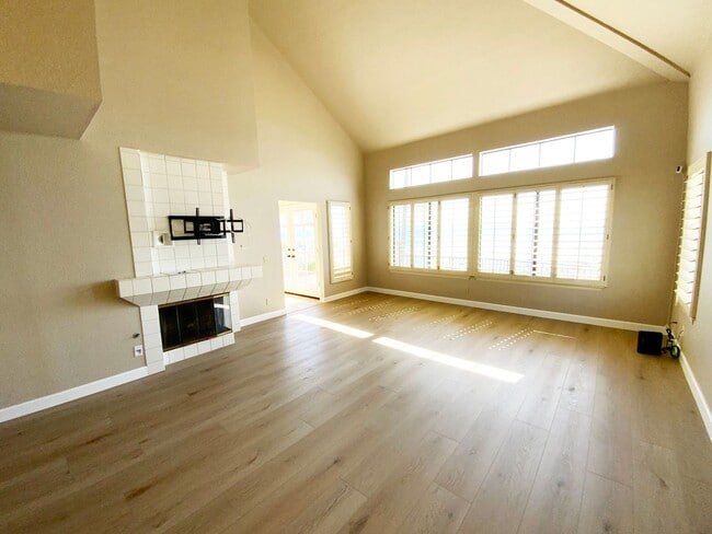 Building Photo - Townhouse with Bay Views!