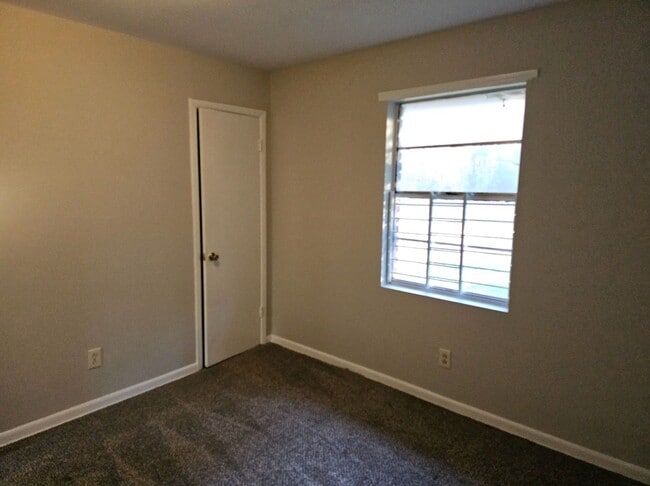 Building Photo - Newly renovated 2 bedroom, 1 bath duplex i...