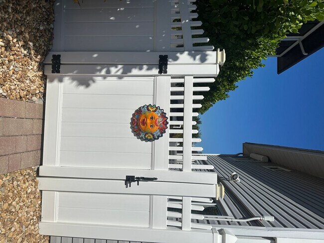 Building Photo - 247 Curlew St