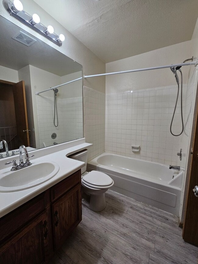Building Photo - Spacious 2 Bed Townhome w/ Fenced Yard & N...