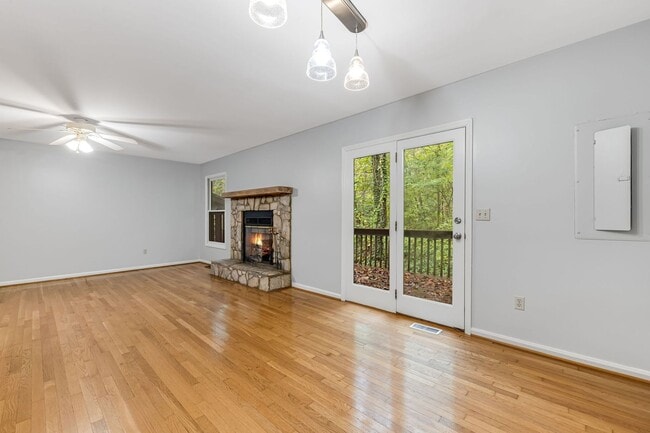 Building Photo - Bright 2-Bedroom Townhouse with Garage & P...