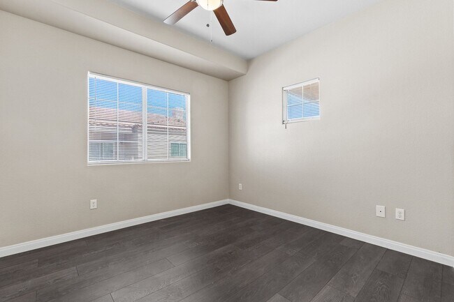 Building Photo - Gorgeous 2 Bedroom Townhome with attached ...