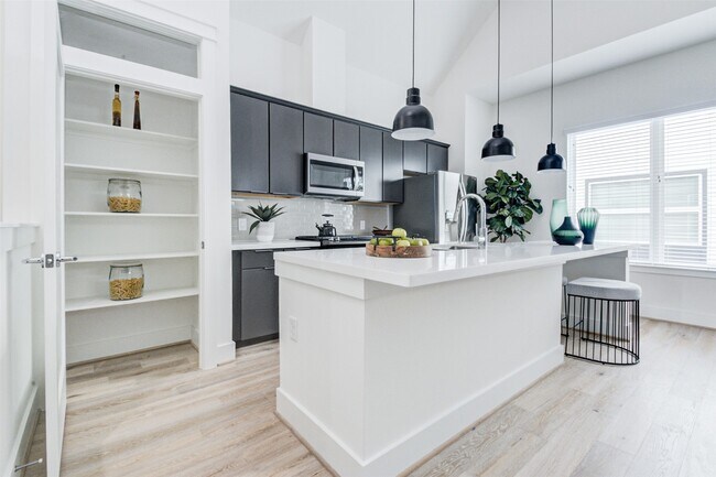 Building Photo - 1131 W 17th St