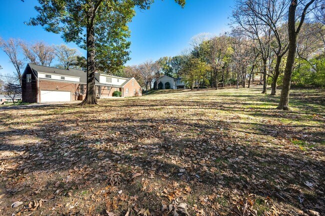 Building Photo - Fantastic renovated 5BE/4BA family home on beautiful oversized private Lot in the heart of Belle ...