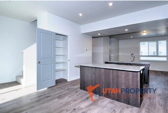 Building Photo - 1013 W 400 S