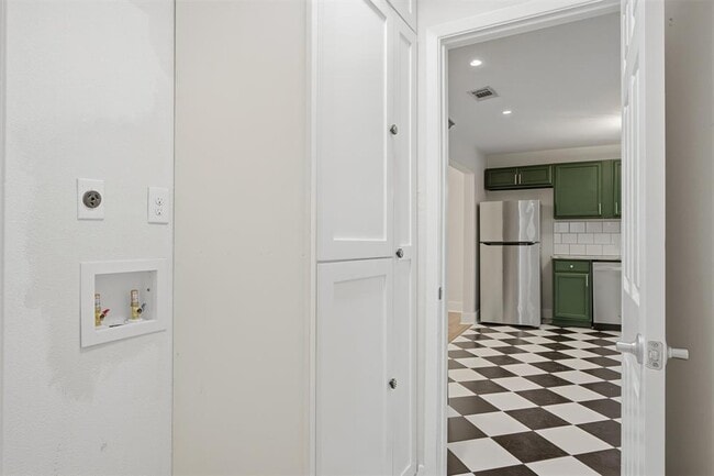 Building Photo - 2814 Oak Springs Dr