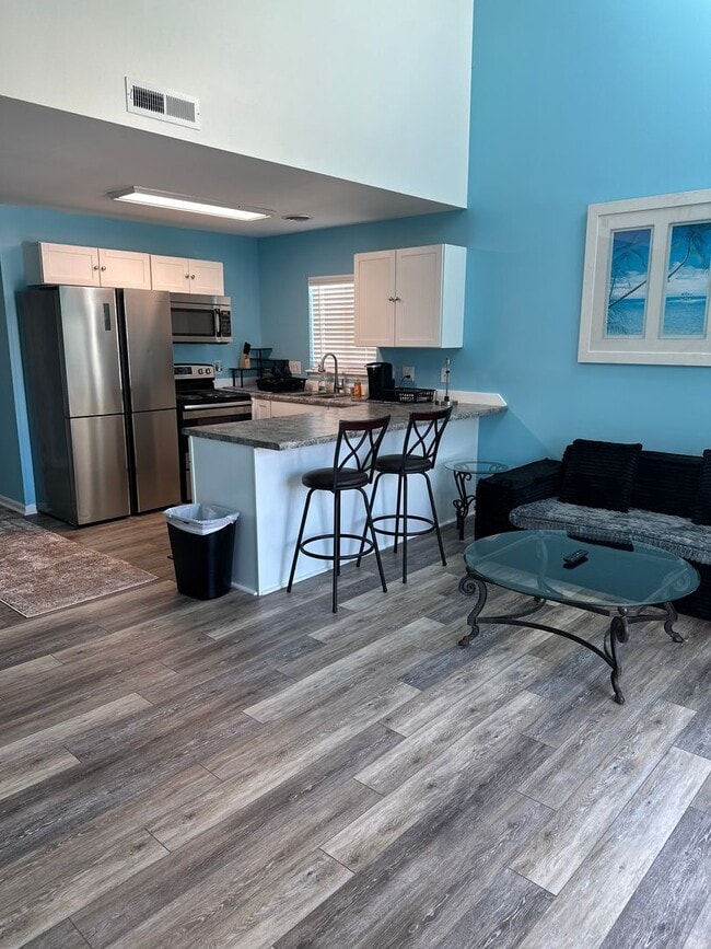 Building Photo - Fully furnished condo minutes from the beach!