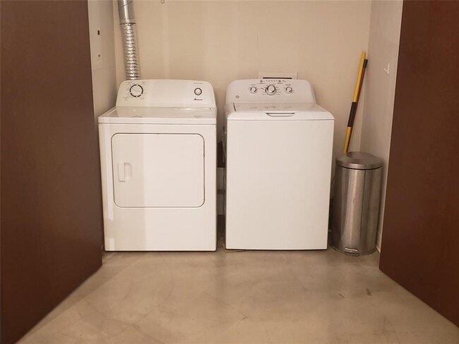 washer/dryer included - 800 Brazos St