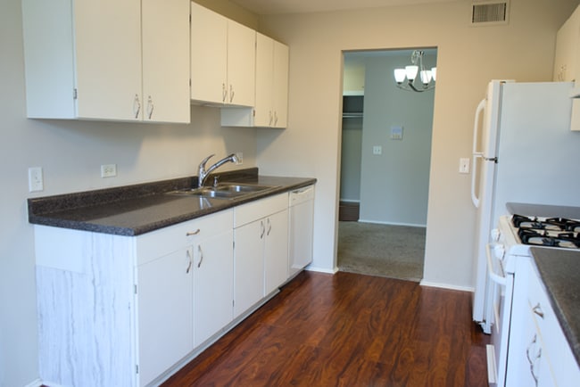 Building Photo - Wheeling, Lexington Commons 2BR/2BA 1 Garage & 2 Pools!