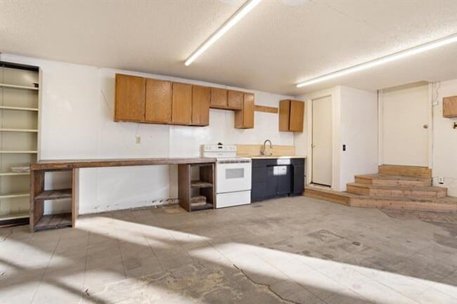 Building Photo - 4 Bedroom House!
