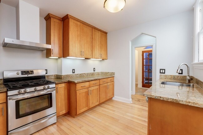 Building Photo - 3 Bed / 2 Bath Cayuga Terrace single family home with garage parking and private backyard. YouTub...