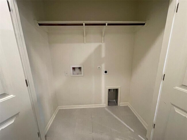 Building Photo - 142 Simon