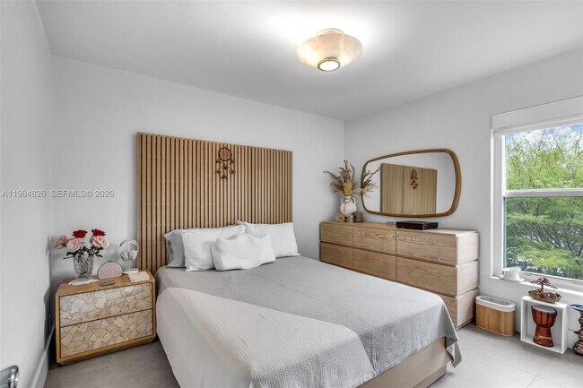 Building Photo - 820 Salzedo St