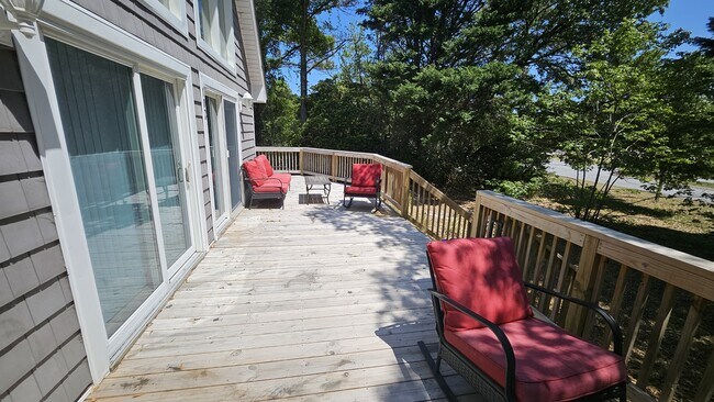 Building Photo - 102 W Windjammer Rd