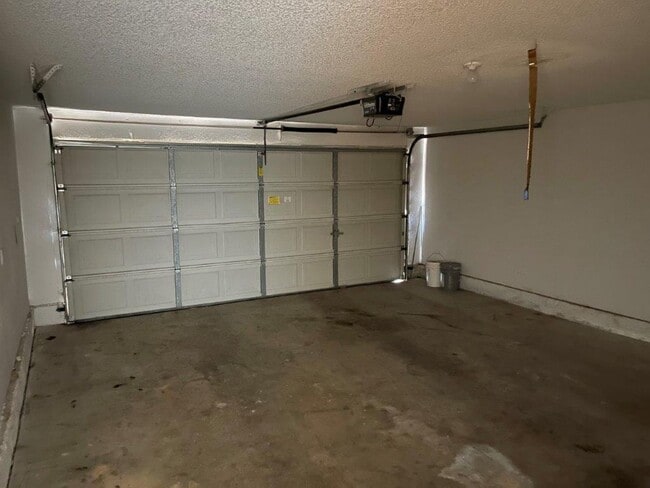 Building Photo - Rare 4 bedroom 2 bath in Moore Schools. 2 ...