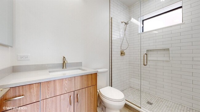 Building Photo - 2051 W Berwyn Ave