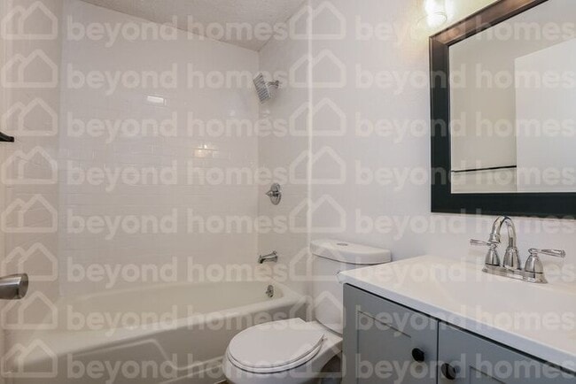 Building Photo - Beautifully renovated home with 3 bedroom ...
