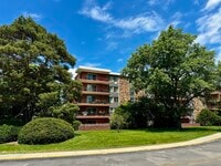 Building Photo - 16 E Old Willow Rd