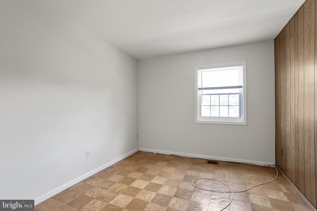 Building Photo - 8032 Lakecrest Dr