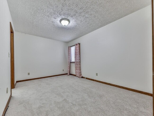 Building Photo - 1101 Fairway Oaks