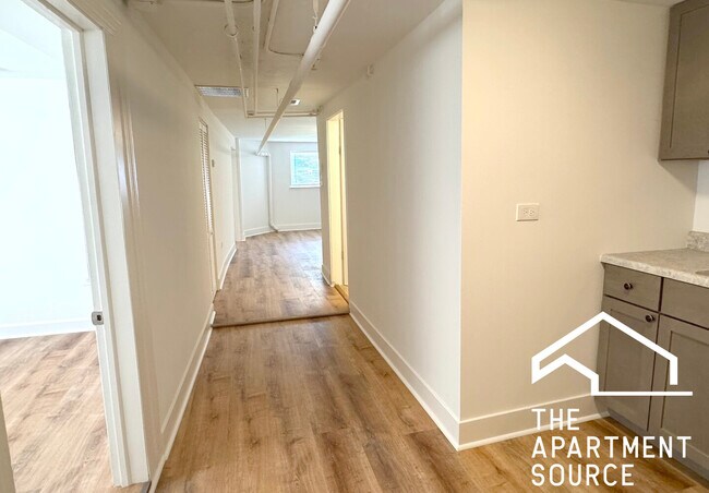 Building Photo - 6452 W Dickens Ave