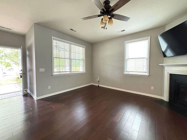 Building Photo - Available Now-Beautiful 4 BR/3BA Home