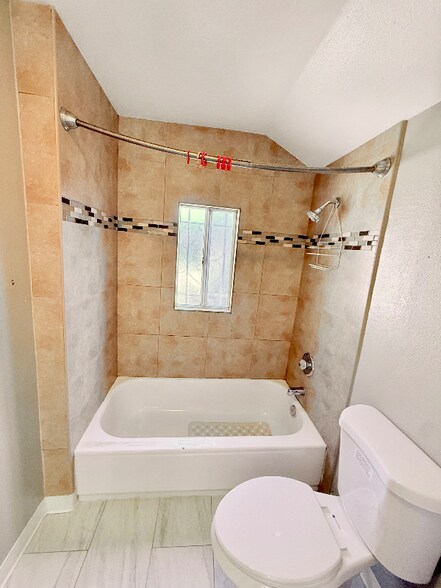 Building Photo - 536 W 77th St