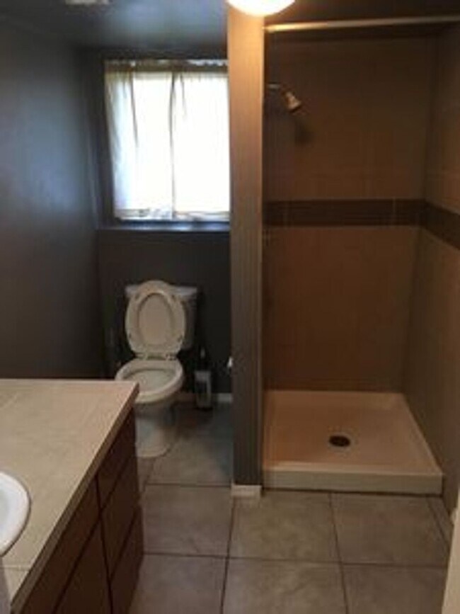 Building Photo - Spacious 5bd 2.5ba on the South Hill!