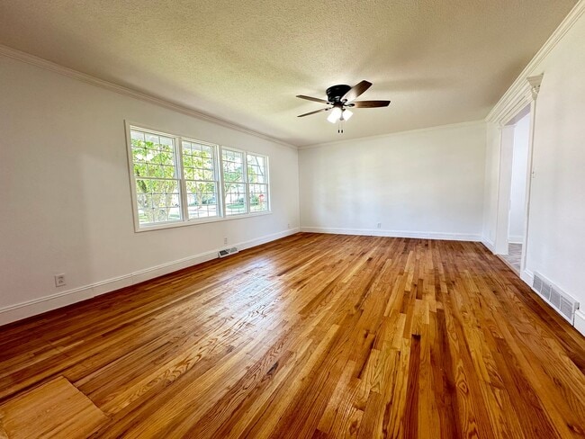 Building Photo - *LEASE SPECIAL* Modern 3+ Bedroom House in Cooper School Neighborhood