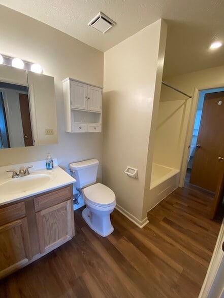 Building Photo - 819 Trustway Ct