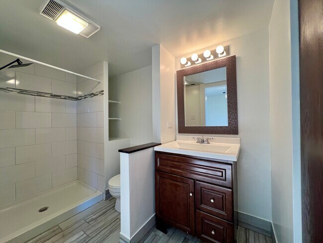 Building Photo - 5985 Lakeside Pl