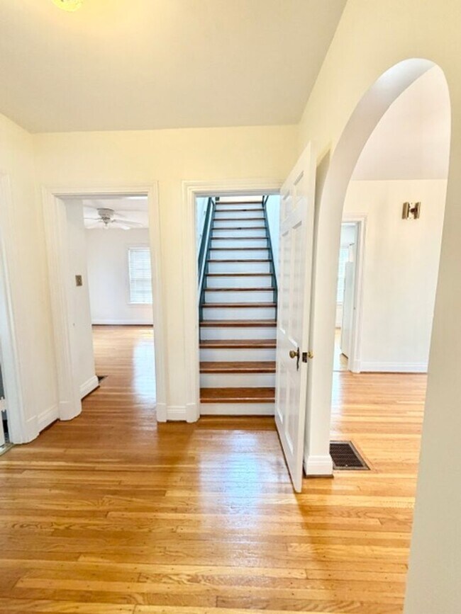 Building Photo - 2414 Brighton Dr