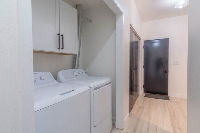 Building Photo - 3 Bedroom Single Family