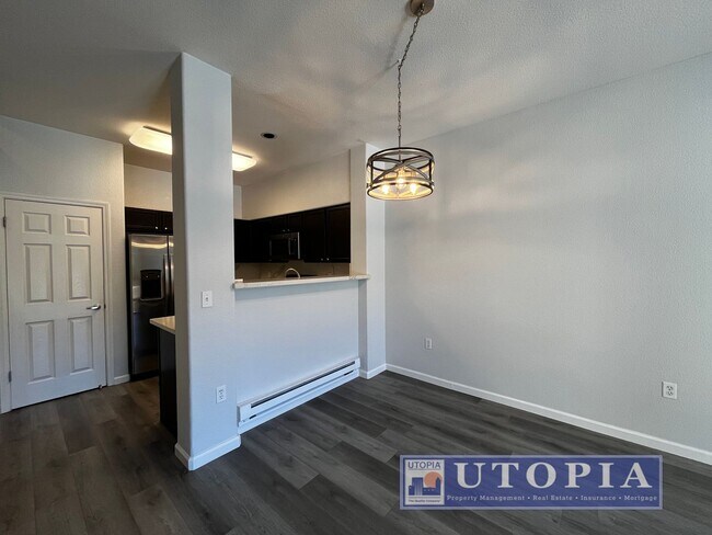 Building Photo - Recently Upgraded, Bi-Level Condo Downtown...