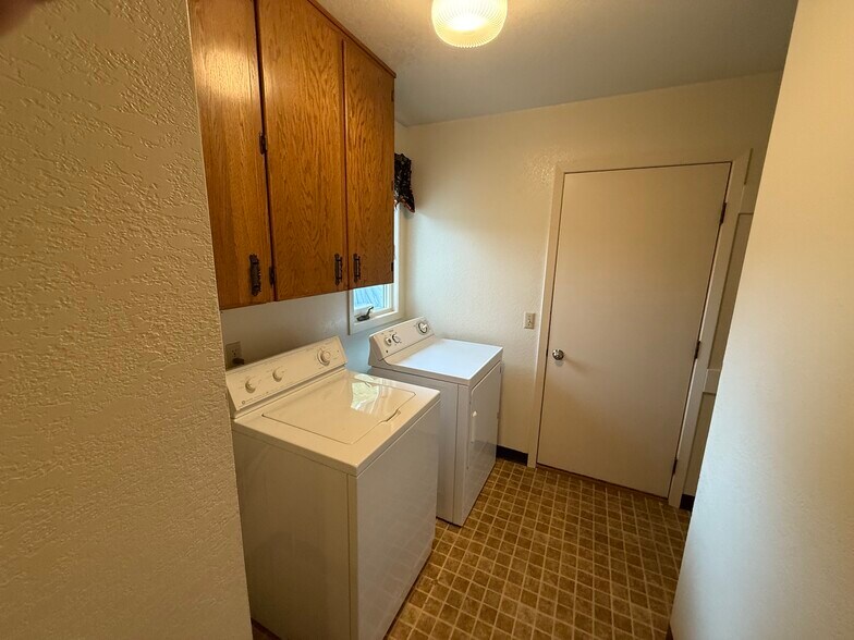 laundry - 3091 Saint Johns Ave