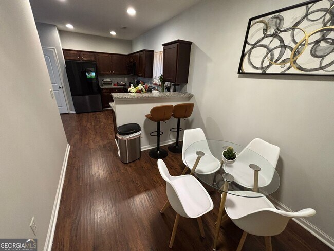 Building Photo - 518 Tulip Ln