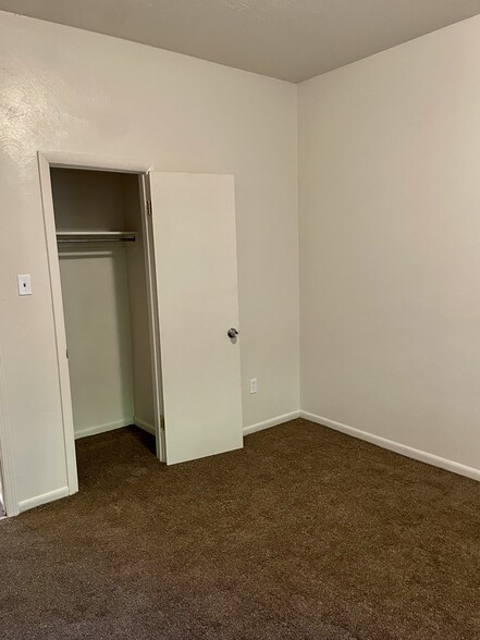 Building Photo - 672 Middle Ave