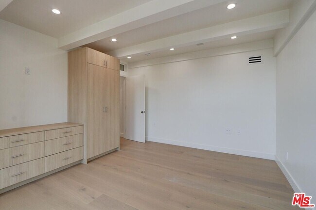 Building Photo - 8528 Hillside Ave