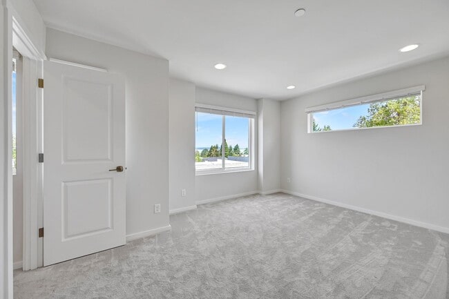 Building Photo - 4 Bed 3 Bath Townhouse for Rent!