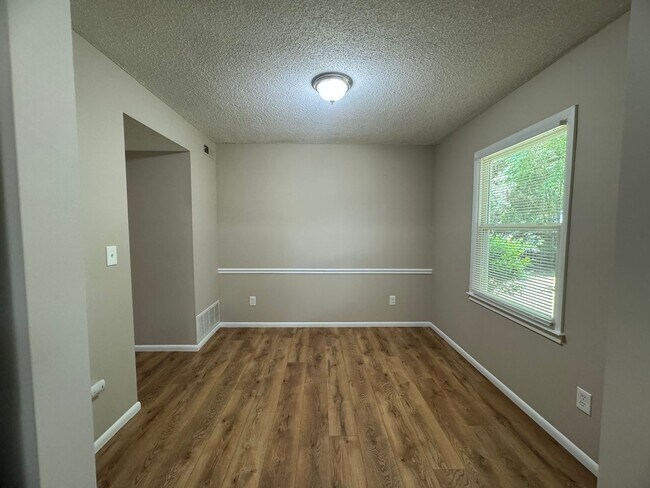 Building Photo - Charming 3 BR 1.5BA Brick & Vinyl Ranch